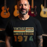 レトロパーソナライズされたヴィンテージ年 – 限定版 Tシャツ<br><div class="desc">レトロパーソナライズされたヴィンテージ年Tシャツ – リミテッドエディションのトローバック – このレトロな「ヴィンテージリミテッドエディション」Tシャツでタイムスリップインスパイア。Gen Xのタイムリーなテープとグルーヴなフォントを備えた懐かしいデザインを備えたレトロな。部最高の分？パパのカスタマイズ誕生年に合わせて瞬時に年を迎えることができる – 待ち時間なし！それは父の日かパーソナライズされた彼の誕生日のための究極の贈り物であり、感傷的な雰囲気とユーモアのtouchをブレンドする。クラシックだが、それでも1974年（または任意の年を選択）のように揺れるパパに最適。</div>