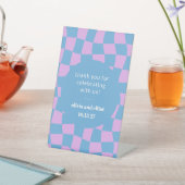 レトロパープルチェッカーボードカスタムカップルのシャワー 台座サイン (インサイチュ)