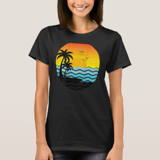 レトロパームツリーズビーチバケーションサンセット海トロピ Tシャツ