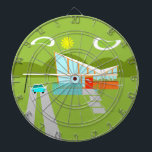 レトロパーム春ハウスダーツボード ダーツボード<br><div class="desc">このレトロ・パーム・春ズ・ハウスとカー・ダーツ・ボードは、中世モダン紀の恋人の夢です。ミニマリストのアートデザインは、オレお洒落ンジ色とガラス色の家で、劇的に傾斜したチェックマークの屋根が特徴です。赤いドアは、緑で満たされたオレンジ色の石製プランターと、装飾的なターコイズのCINDERBLOCKのプライバシースクリーンを覆います。千鳥型のコンクリートブロック型枠は、緑の青々とした芝生を通る完璧な歩道を作り出す。白いカーポートはターコイズとひれ付きの白いクラシック1950年代の車に避難する。その車は遠くにある緑ののまわりに丸い山を運転するのに最適だ。1960年のスタイルハウスは、暑いパーム春の太陽から見ると、怪しげなオアシスのように見える。</div>