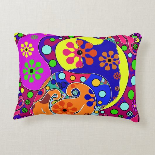 レトロヒッパイフラワーパワーペイズリーキャットアーポップ・アートのト アクセントクッション (裏面)