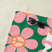 レトロヒッピーピースフラワーグリーンパーソナライズされたネーム ビーチタオル (インサイチュ)