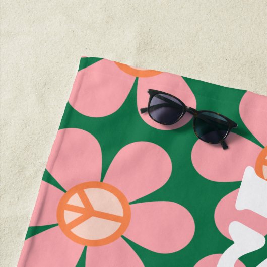 レトロヒッピーピースフラワーグリーンパーソナライズされたネーム ビーチタオル (インサイチュ)