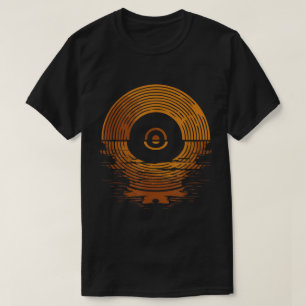 レトロビニールレコードとサンセットデザイン Tシャツ