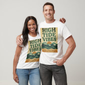 レトロビーチサンセットサーフシーン Tシャツ (ユニセックス)
