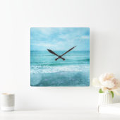 レトロビーチ – 沿岸海ティール(緑がかった色)ブルーウォーター色 スクエア壁時計 (ホーム)