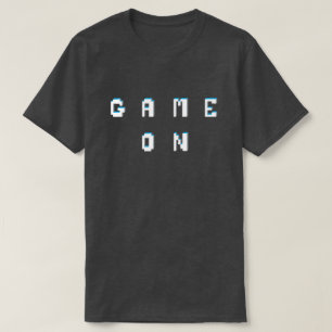 レトロピクセル上のゲームスタイル文字グラフィック Tシャツ