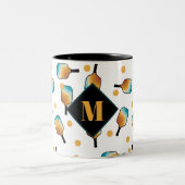 レトロピックボールパドル&ボールパターンモノグラム ツートーンマグカップ (中央)