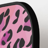 レトロピンクとオレンジヒョウのサイン ピックルボールラケット (左詳細)