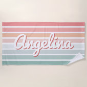 レトロピンクとブルーストライプのパーソナライズされた名前 ビーチタオル (正面)