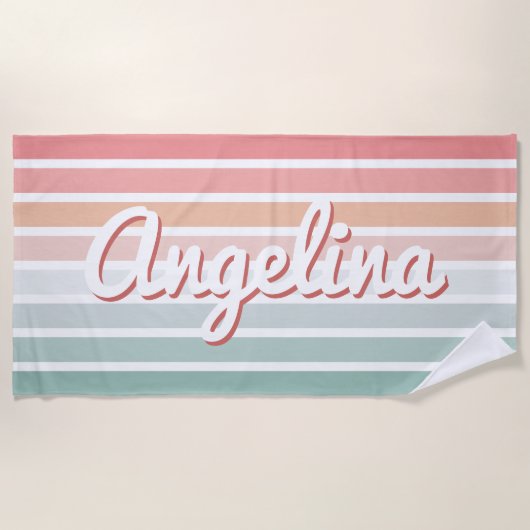 レトロピンクとブルーストライプのパーソナライズされた名前 ビーチタオル (正面)