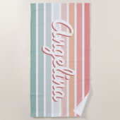 レトロピンクとブルーストライプのパーソナライズされた名前 ビーチタオル (正面)