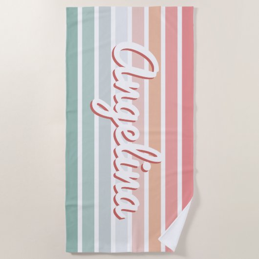 レトロピンクとブルーストライプのパーソナライズされた名前 ビーチタオル (正面)
