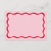 レトロピンクと赤の波が私たちに参加するRSVP エンクロージャーカード (裏面)
