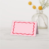 レトロピンクと赤の波状の名前の座席表 プレイスカード (裏面)