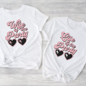 レトロピンクのスクリプト妻のパーティーバチェロレッテ Tシャツ