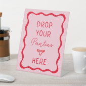 レトロピンクの波打ちパンティーここにゲームサイン 台座サイン (インサイチュ)