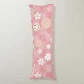 レトロピンクグルーヴ市松模様にィッピー柄 ボディピロー (正面縦)