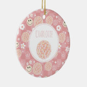 レトロピンクグルーヴ市松模様にイッピー子供の女の子 セラミックオーナメント (右)