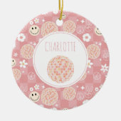 レトロピンクグルーヴ市松模様にイッピー子供の女の子 セラミックオーナメント (正面)