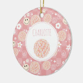 レトロピンクグルーヴ市松模様にイッピー子供の女の子 セラミックオーナメント (左)