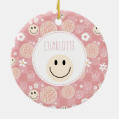 レトロピンクグルーヴ市松模様にイッピー子供の女の子 セラミックオーナメント (裏面)