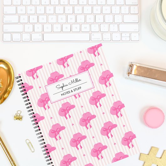 レトロピンクコケット女性のカーボーイハットと弓モノグラム ノートブック