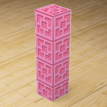 レトロピンクトレリスワイン用化粧箱 ワインギフトボックス<br><div class="desc">ミッドセンチュリーのパーム春のスプラッシュを追加モダンこのレトロピンクトレリスのパターンワイン用化粧箱と一緒に行く。コンクリートインスパイアの吹き抜けヴィンテージだった。1950年代の建築を解体し与えた作品は、日常に感じ即興のデザイナーとなる。</div>