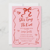 レトロピンクレッド彼女は結び目ブライダルシャワー 招待状 (正面)