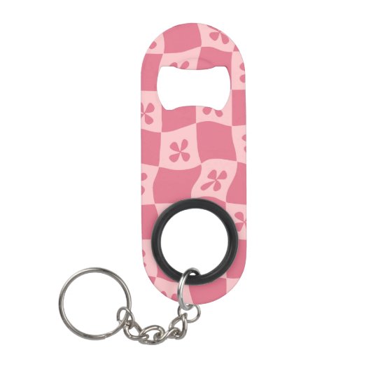 レトロピンク市松模様にの花柄 キーホルダー栓抜き (正面)
