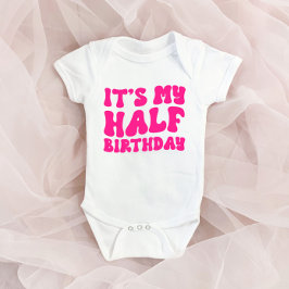 レトロピンク私の半分の誕生日6ヶ月マイルストーン ベビーボディスーツ