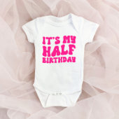 レトロピンク私の半分の誕生日6ヶ月マイルストーン ベビーボディスーツ