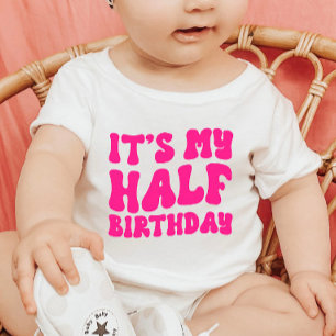 レトロピンク私の半分の誕生日6ヶ月マイルストーン ベビーTシャツ