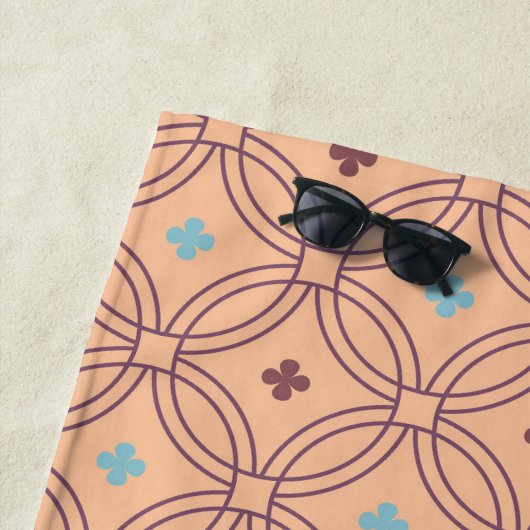 レトロピンク&ブルー連動幾何学模様 ビーチタオル (インサイチュ)