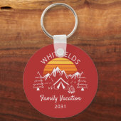 レトロファミリーキャンピングバケーション名前をカスタムする キーホルダー (正面)