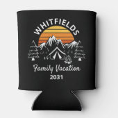 レトロファミリーキャンピングバケーション名前をカスタムする 缶クーラー (裏面)