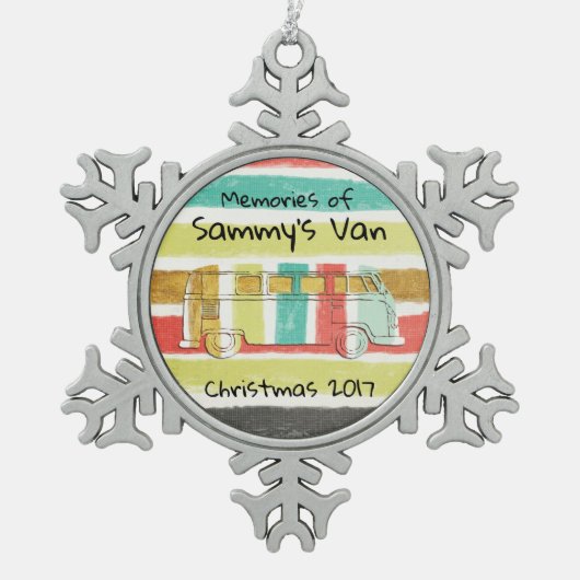 レトロファミリーバスとGroovyのストライプ スノーフレークピューターオーナメント (正面)