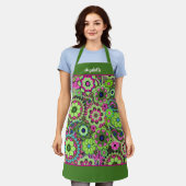 レトロファンキーの花 – スクリプト名とピンクの緑 エプロン (着用した状態)