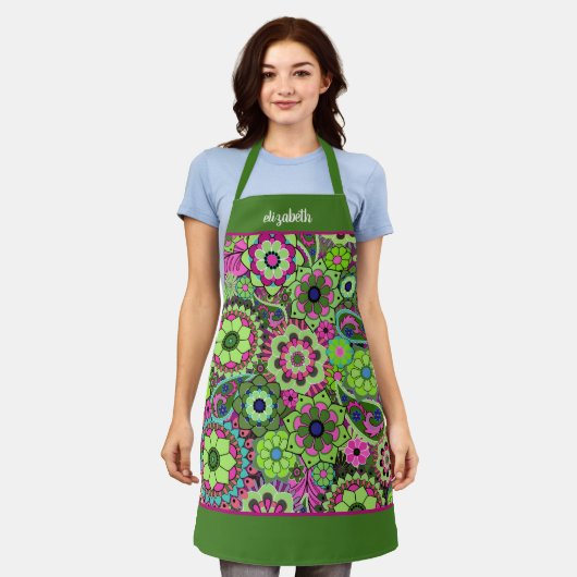 レトロファンキーの花 – スクリプト名とピンクの緑 エプロン (着用した状態)
