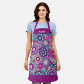 レトロファンキーの花 – スクリプト名を持つピンクの紫 エプロン (着用した状態)