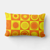 レトロファンキーオレンジ色の黄色い円の正方形 ランバークッション (裏面)