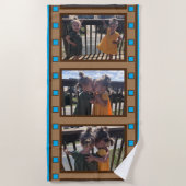 レトロフィルムストリップ最大3枚のフォトブルーを追加 ビーチタオル (正面)