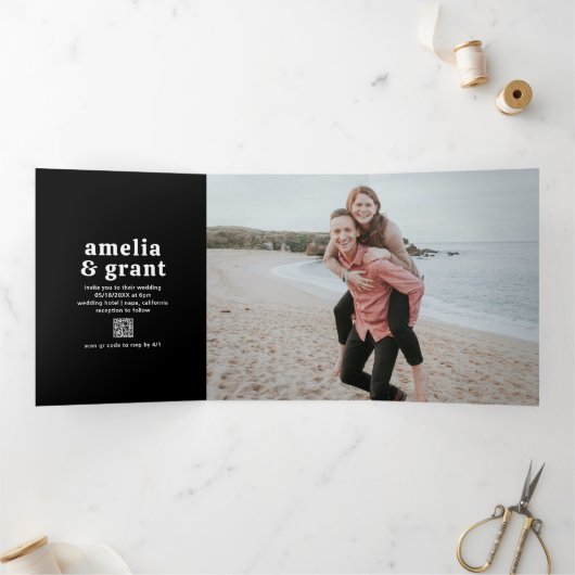 レトロフォントブラックQRコードフォトモダン結婚ズ 三つ折り招待状 (内部)