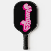 レトロフォントホットピンクジェニファー ピックルボールラケット (正面)