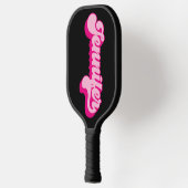 レトロフォントホットピンクジェニファー ピックルボールラケット (左)