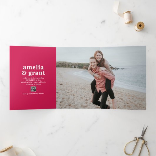 レトロフォントホットピンクQRコードフォトモダン結婚ズ 三つ折り招待状 (内部)