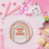 レトロフォーエバーヤングデイジーレインボー4th誕生日 ペーパープレート (パーティー)