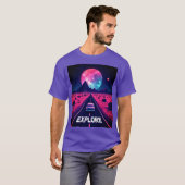 レトロフューチャリスティック・シンスウェーブ "EXPLORE" 砂漠の夜 Tシャツ (正面フル)