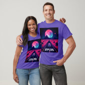 レトロフューチャリスティック・シンスウェーブ "EXPLORE" 砂漠の夜 Tシャツ (ユニセックス)
