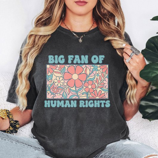 レトロフラワーが映える人権派デザイン Tシャツ